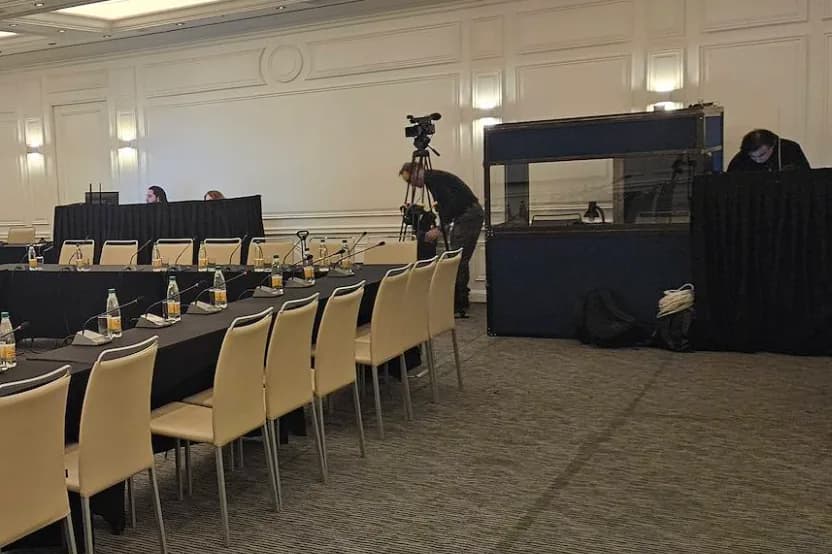 Cabine de interpretação montada em uma sala de reuniões