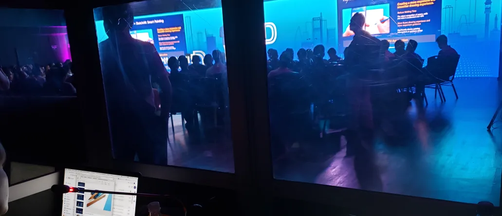 Vista desde la cabina hacia el auditorio de un congreso