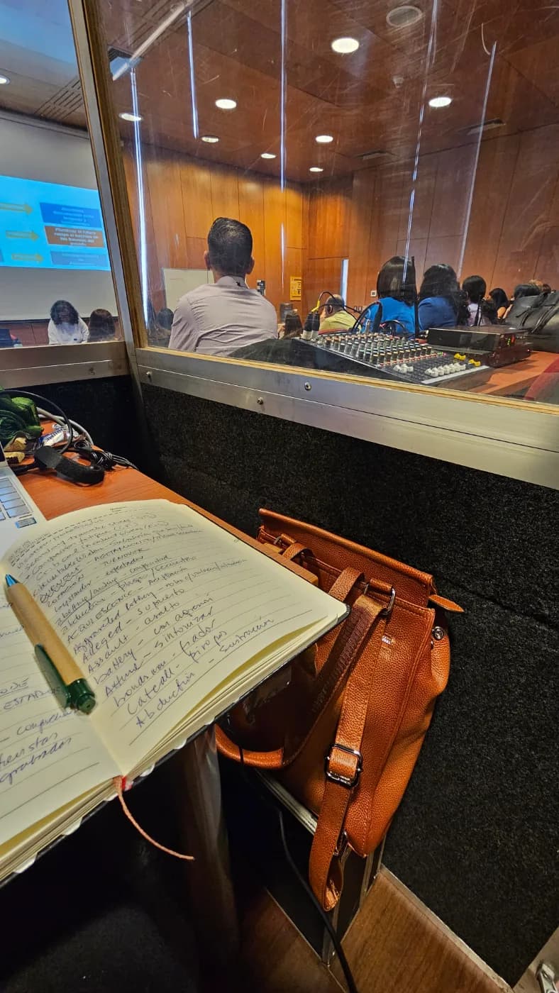 Cuaderno de glosario y consola dentro de la cabina