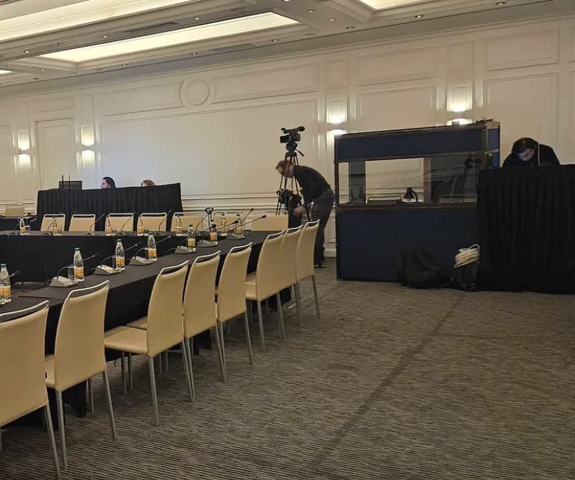 Montaje de cabina de interpretación en sala de reuniones